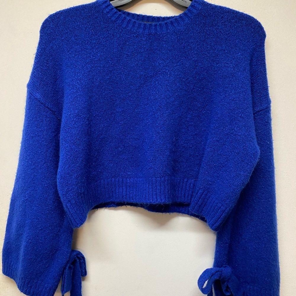 Forever 21 Blue Size M Cropped Sweater With Bows On Sleeves